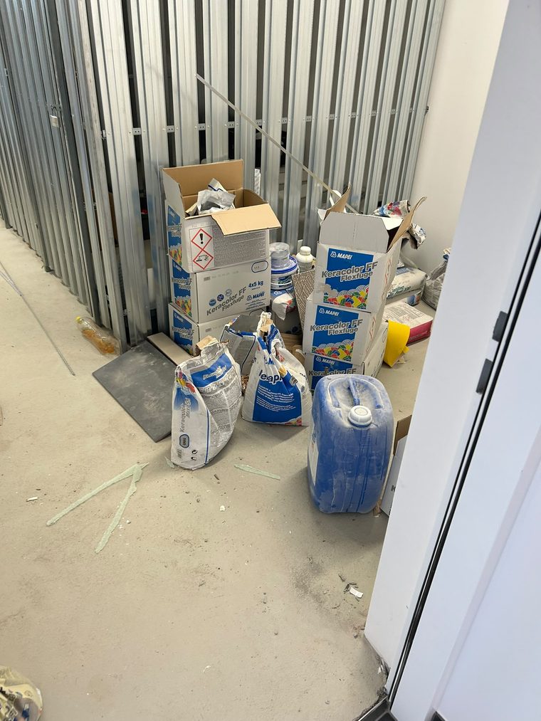 Bauflur mit Ständerwerk und Restmaterial vor der Zwischenreinigung