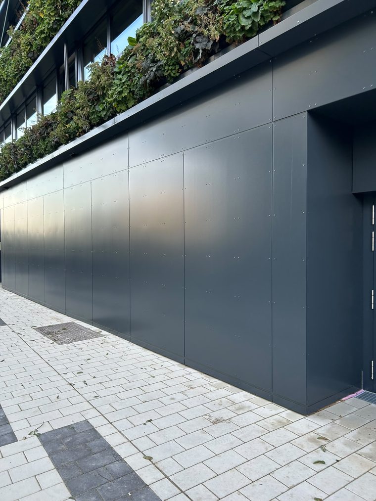 Gereinigte Metallpaneelfassade eines Neubaus über die ganze Länge