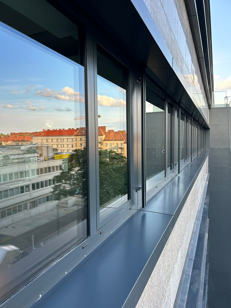 Gereinigtes Fensterband an einem Bürogebäude mit Blick über Wien