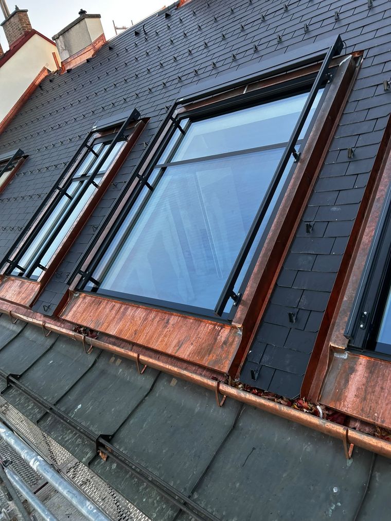 Gereinigte Dachflächenfenster mit Kupferverblechung auf einem Wiener Dach