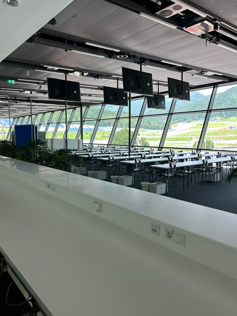 Große Glasfront einer Veranstaltungshalle nach der Reinigung