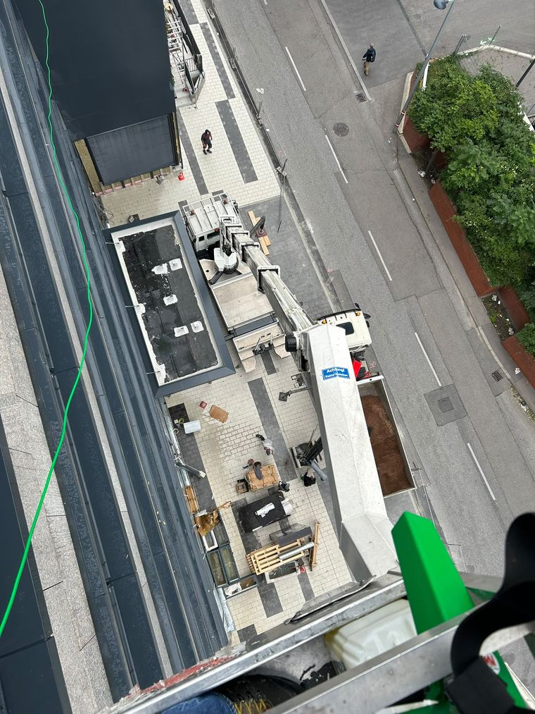 Blick aus der Höhe auf einen Hubsteiger, der in einer Wiener Straße aufgestellt ist