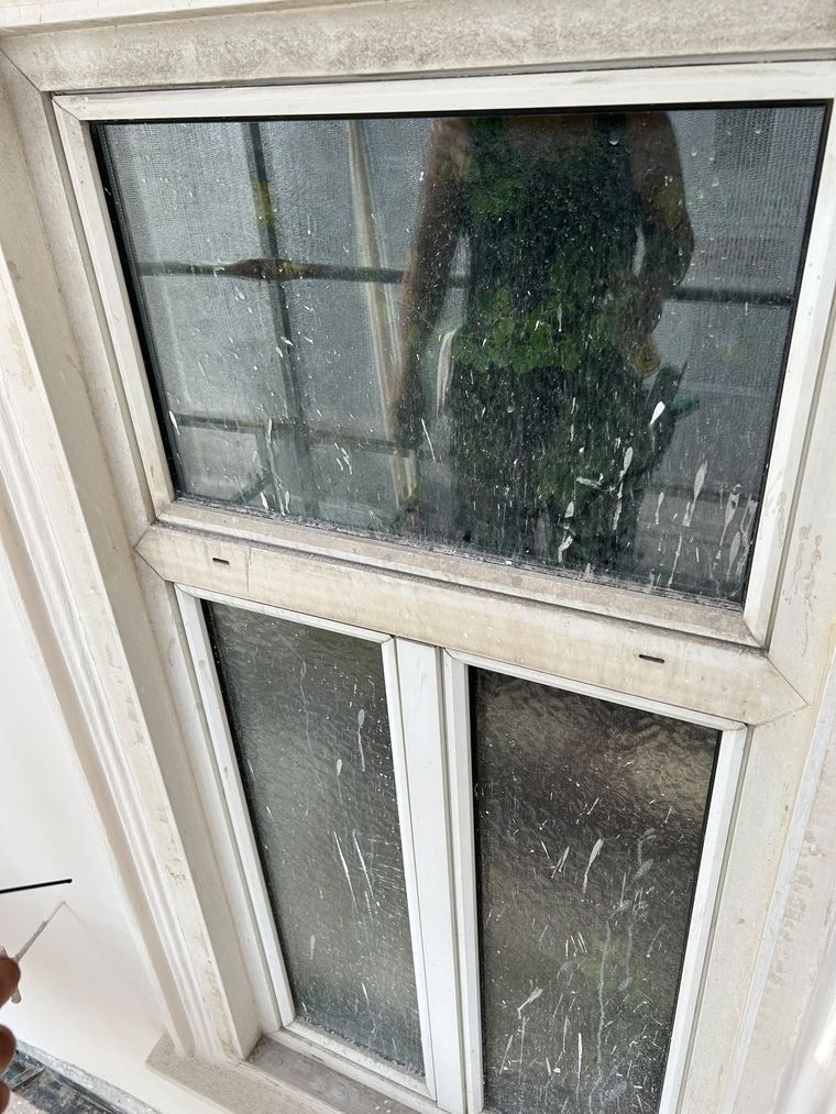 Altbaufenster vor der Reinigung: Staubfilm, Mörtelspritzer und Farbreste auf Glas und Rahmen