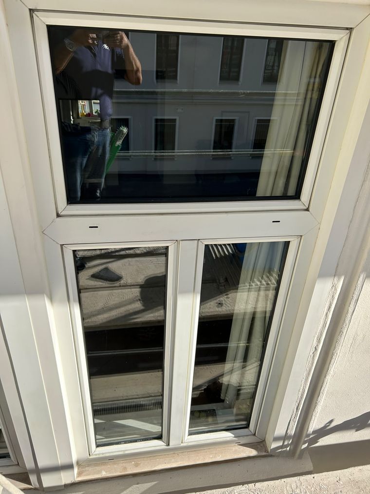 Dasselbe Altbaufenster nach der Reinigung: Glas klar, Rahmen und Falz sauber