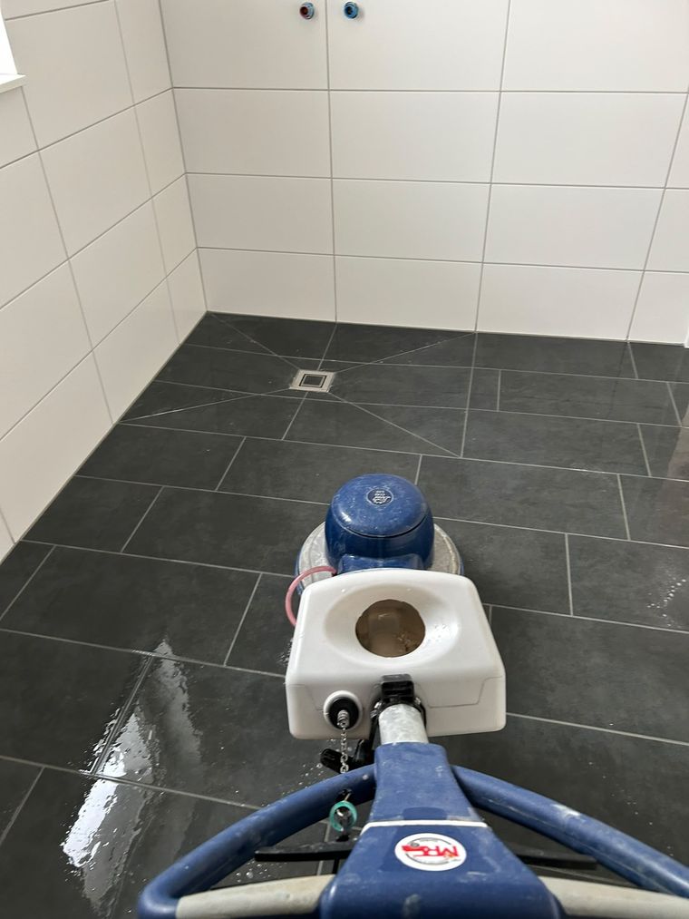 Einscheibenmaschine bei der Grundreinigung im Sanitärraum