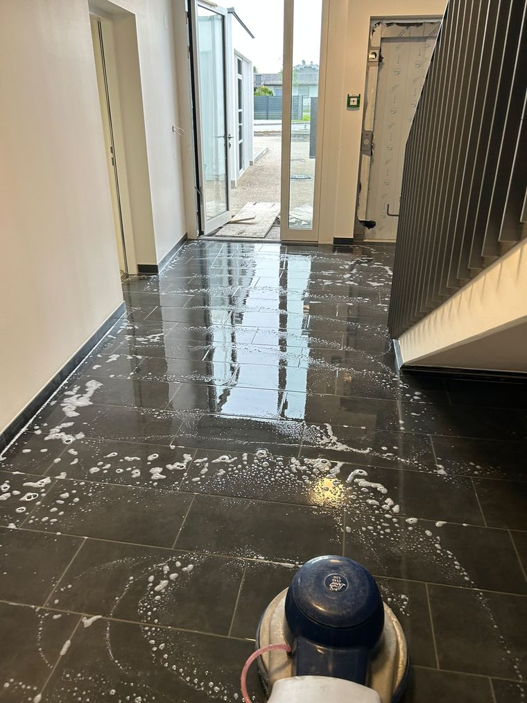 Maschinelle Reinigung im Eingangsflur, Tür zum Hof geöffnet