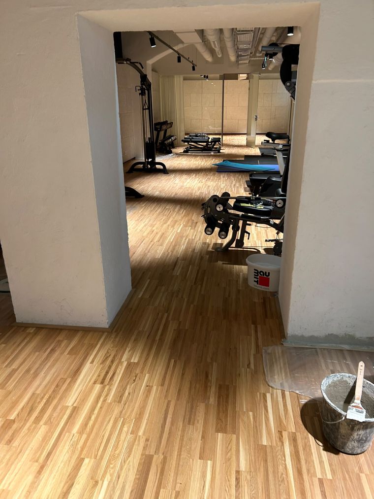 Trainingsfläche eines Fitnessstudios während der Erstreinigung nach dem Ausbau