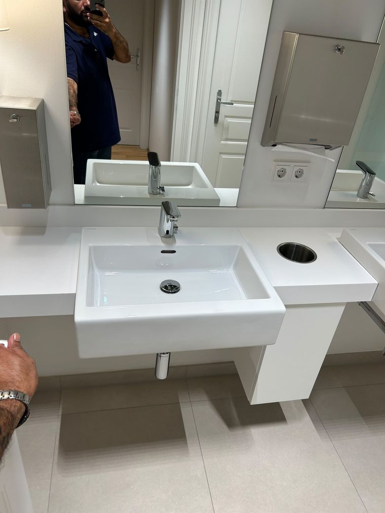 Waschtisch im Sanitärbereich eines Fitnessstudios nach der Reinigung