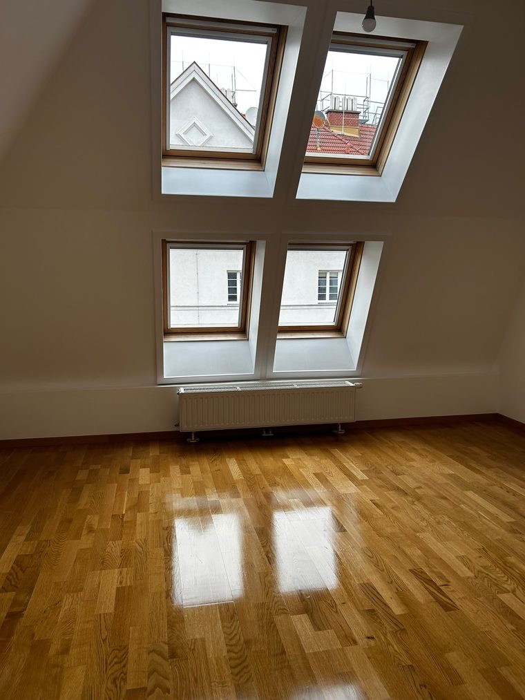 Eichenparkett in einem Dachgeschosszimmer mit vier Dachflächenfenstern
