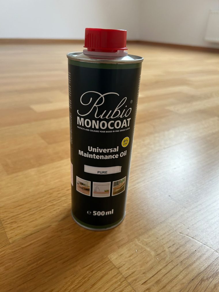 Dose Rubio Monocoat Universal Maintenance Oil auf einem Eichenparkettboden