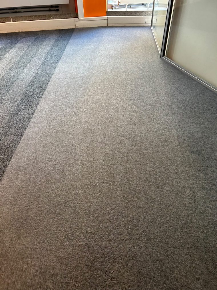 Zwei unterschiedliche Teppichböden nebeneinander in einem Büro
