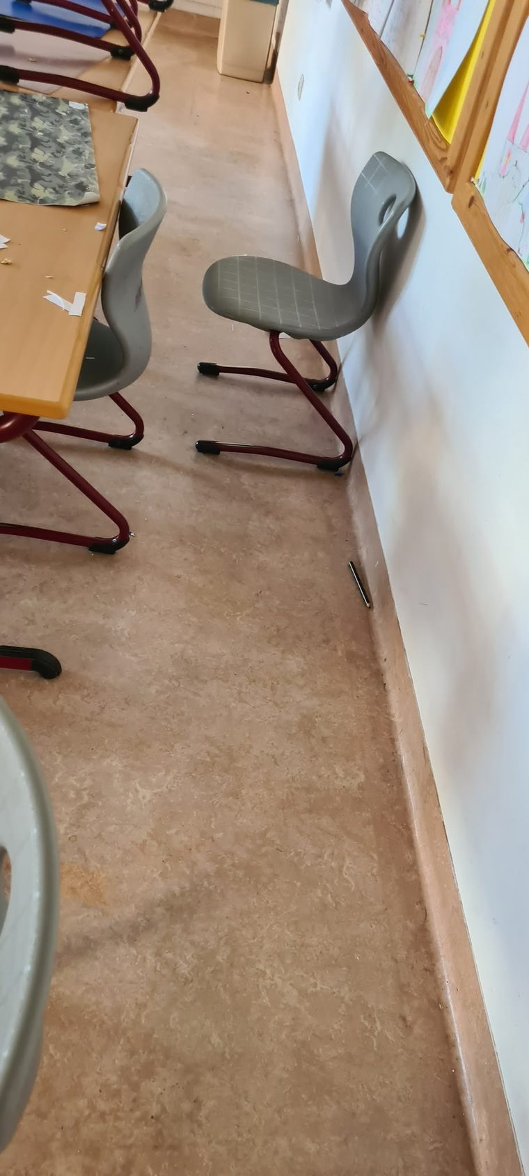 Bodenfläche zwischen den Tischreihen eines Klassenzimmers